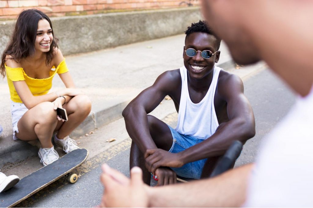 grupo de jovens alternativos sentados sobre skates na rua, para ilustrar matéria sobre ascendente em aquário
