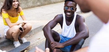 grupo de jovens alternativos sentados sobre skates na rua, para ilustrar matéria sobre ascendente em aquário