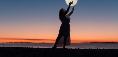 lua cheia ao fundo e silhueta feminina