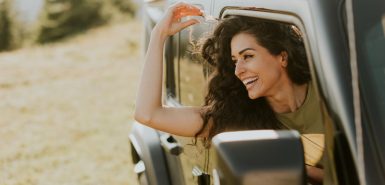 Mulher se sentindo livre em um veículo 4x4 para artigo sobre a lua em sagitário