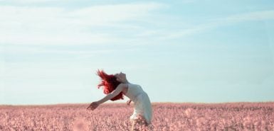 mulher de vestido branco e cabelo ruivo