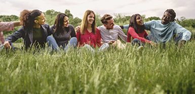 Pessoas diversas em um quadro verde juntas. Imagem para ilustrar artigo sobre a Lua em Aquário, signo que tem como característica o olhar para o coletivo
