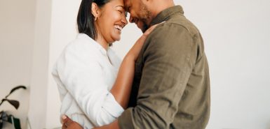 para ilustrar artigo 'capricórnio combina com qual signo?', imagem de casal rindo e se abraçando, transmitindo uma sensação de segurança a dois