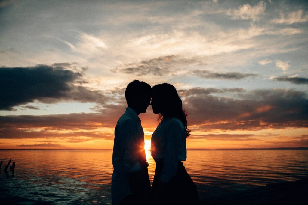 Peixes combina com qual signo? Imagem ilustra um casal na contraluz de um pôr do sol