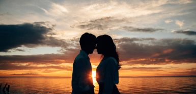 Peixes combina com qual signo? Imagem ilustra um casal na contraluz de um pôr do sol