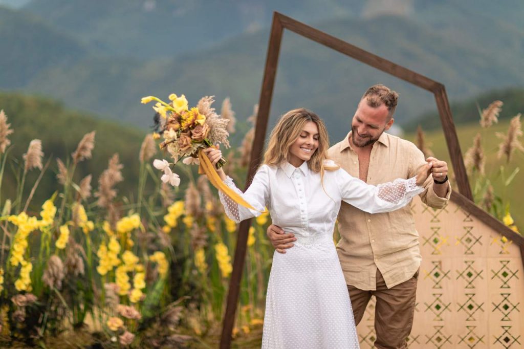 Um cenário com a beleza da natureza e da simplicidade com um casal, com flores e decoração e uma aura de alegria e amor, para ilustrar o artigo Virgem combina com qual signo