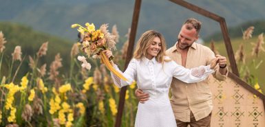 Um cenário com a beleza da natureza e da simplicidade com um casal, com flores e decoração e uma aura de alegria e amor, para ilustrar o artigo Virgem combina com qual signo