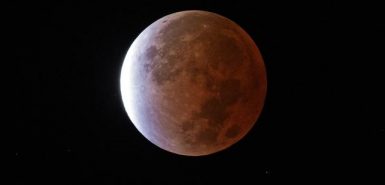 Para ilustrar notícia sobre o significado do eclipse lunar, um eclipse quase total da “Lua do Castor” sobre a cidade de Nova Orleans nas primeiras horas da manhã de sexta-feira, 19 de novembro de 2021. O eclipse de 97% teve duração de 3 horas, 28 minutos e 24 segundos, tornando-o o mais longo eclipse parcial da lua em 580 anos.