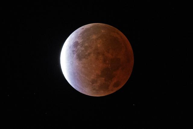 Para ilustrar notícia sobre o significado do eclipse lunar, um eclipse quase total da “Lua do Castor” sobre a cidade de Nova Orleans nas primeiras horas da manhã de sexta-feira, 19 de novembro de 2021. O eclipse de 97% teve duração de 3 horas, 28 minutos e 24 segundos, tornando-o o mais longo eclipse parcial da lua em 580 anos.