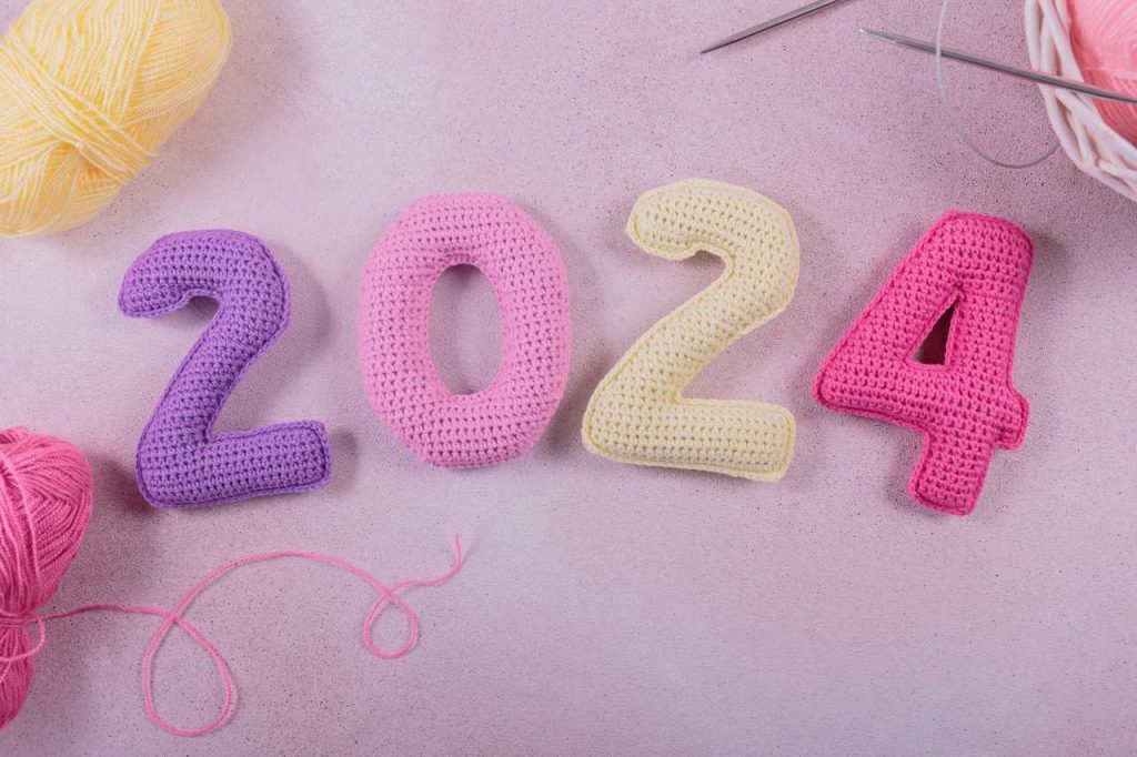 Os números 2024 feitos, cada um, em crochê, para artigo sobre as previsões para 2024