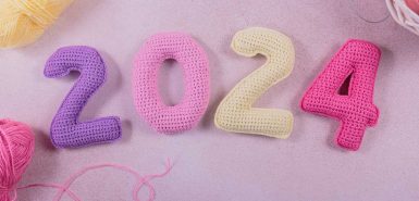 Os números 2024 feitos, cada um, em crochê, para artigo sobre as previsões para 2024