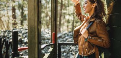 imagem de uma mulher viajando para artigo sobre a temporada de sagitário 2023