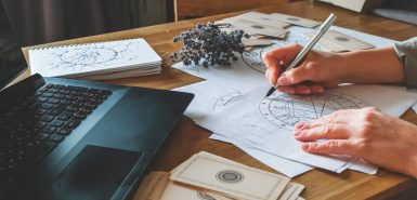 Imagem de uma astróloga calculando em uma folha de papel o mapa natal de determinado período e fazendo previsões, para ilustrar artigo com previsões para cada mês de 2024