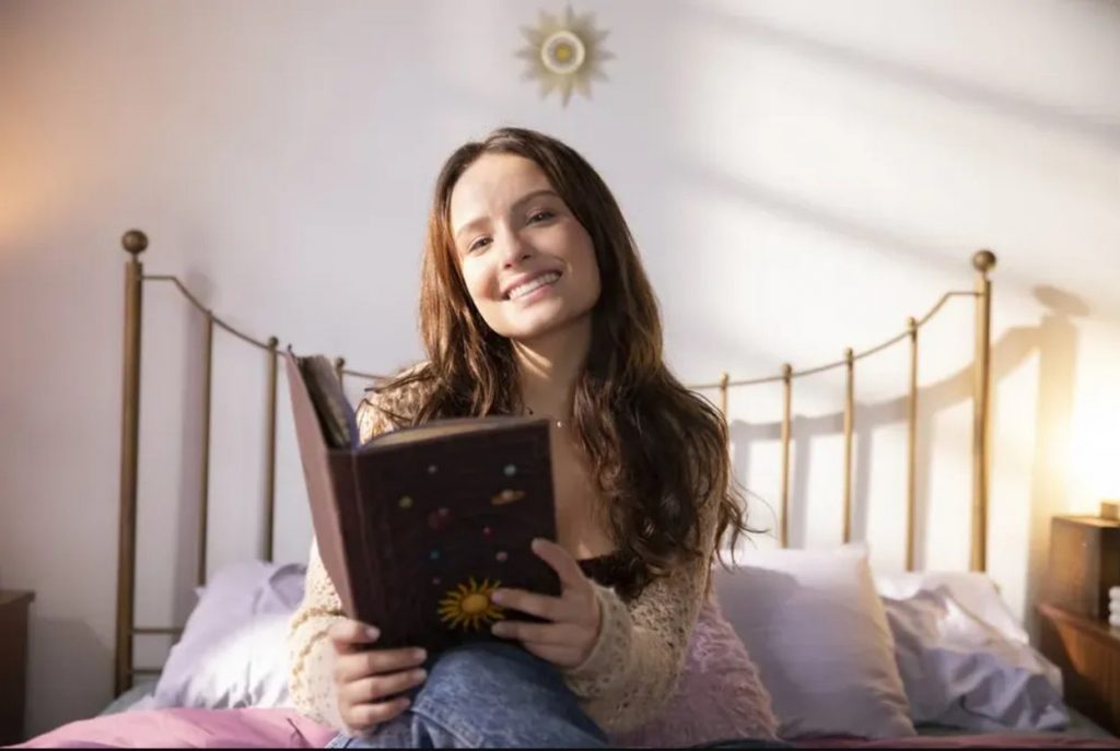 Em Tá Escrito, Larissa Manola interpreta uma leonina tímida que é especialista e astronomia e passa a lidar com astrologia