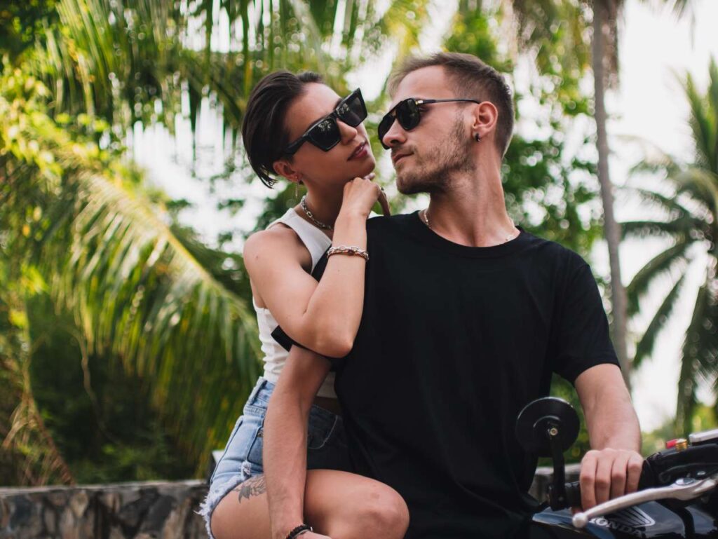 Casal feliz e apaixonado em uma motocicleta para artigo que informa que vênus está em capricórnio