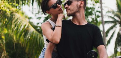 Casal feliz e apaixonado em uma motocicleta para artigo que informa que vênus está em capricórnio