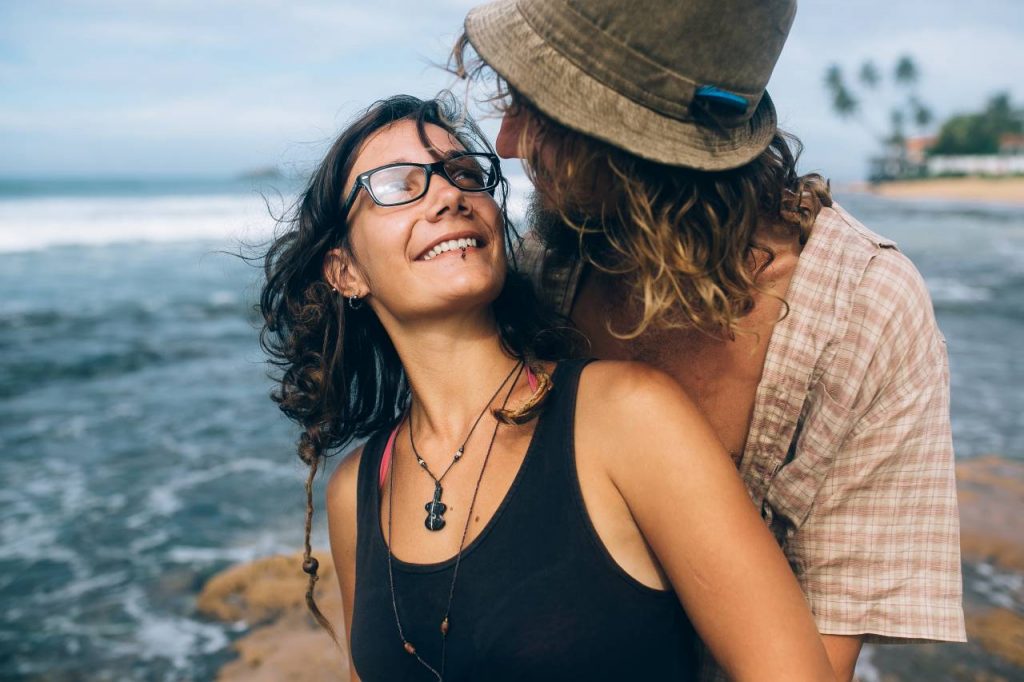 imagem de um casal se olhando com a praia ao fundo, para artigo sobre Vênus ingressa em Sagitário