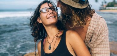 imagem de um casal se olhando com a praia ao fundo, para artigo sobre Vênus ingressa em Sagitário