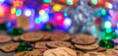 círculos com símbolos astrológicos com luzes ao fundo, para artigo sobre o Ano Novo Astrológico