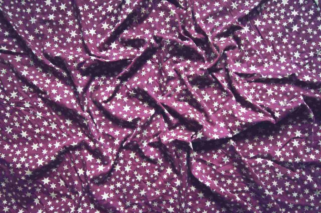 imagem de um tecido roxo com estrelas, para o horóscopo de março de 2024