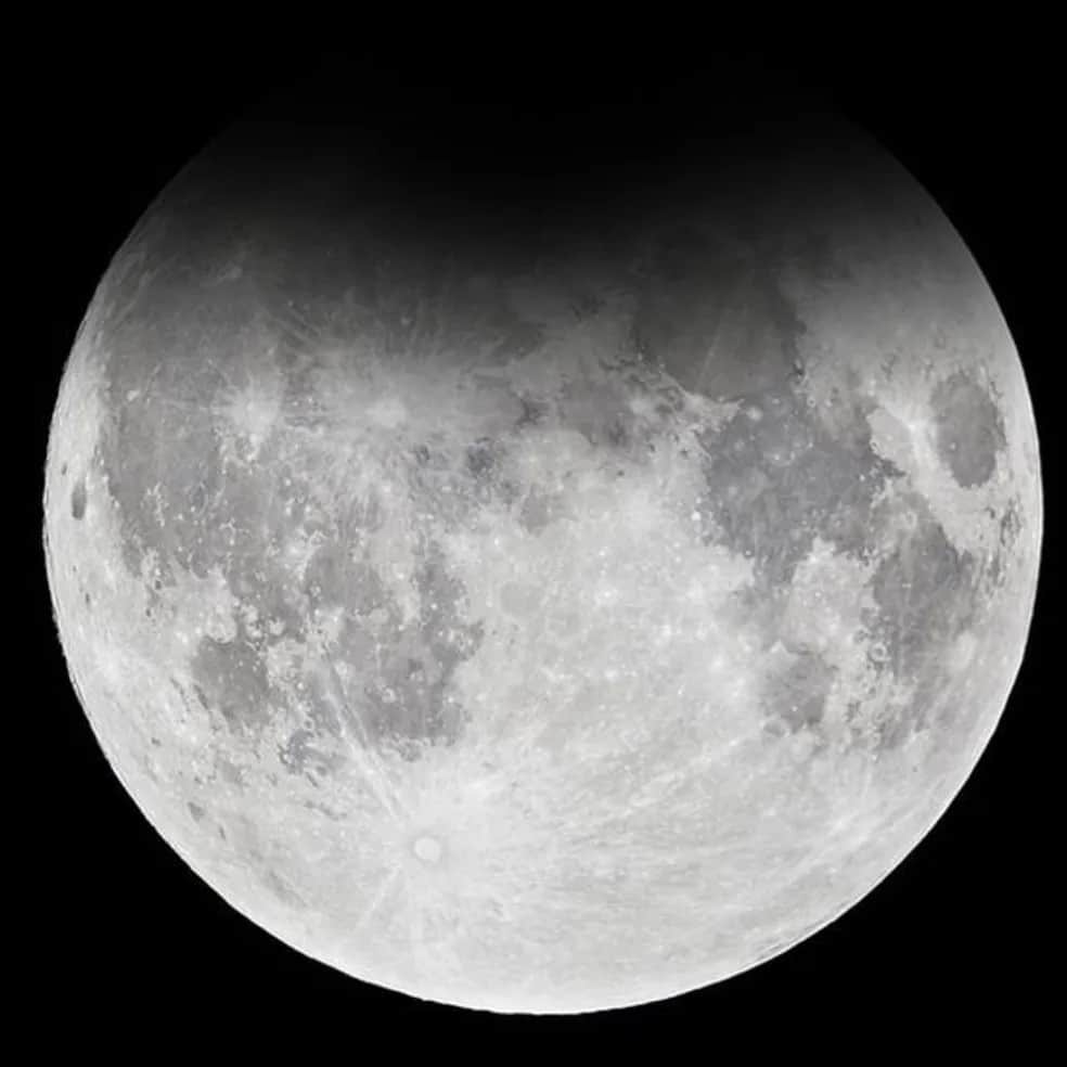 imagem da nasa de um eclipse lunar penumbral, em que o brilho da lua é reduzido, como se tivesse um véu, para notícia sobre efeitos do eclipse lunar em libra