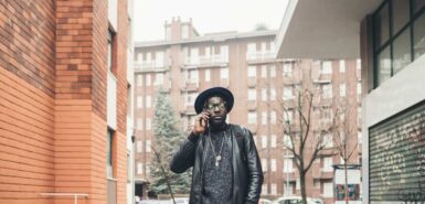 fotografia de jovem em cenário urbano com um smartphone no ouvido, para artigo sobre mercúrio retrógrado de abril de 2024