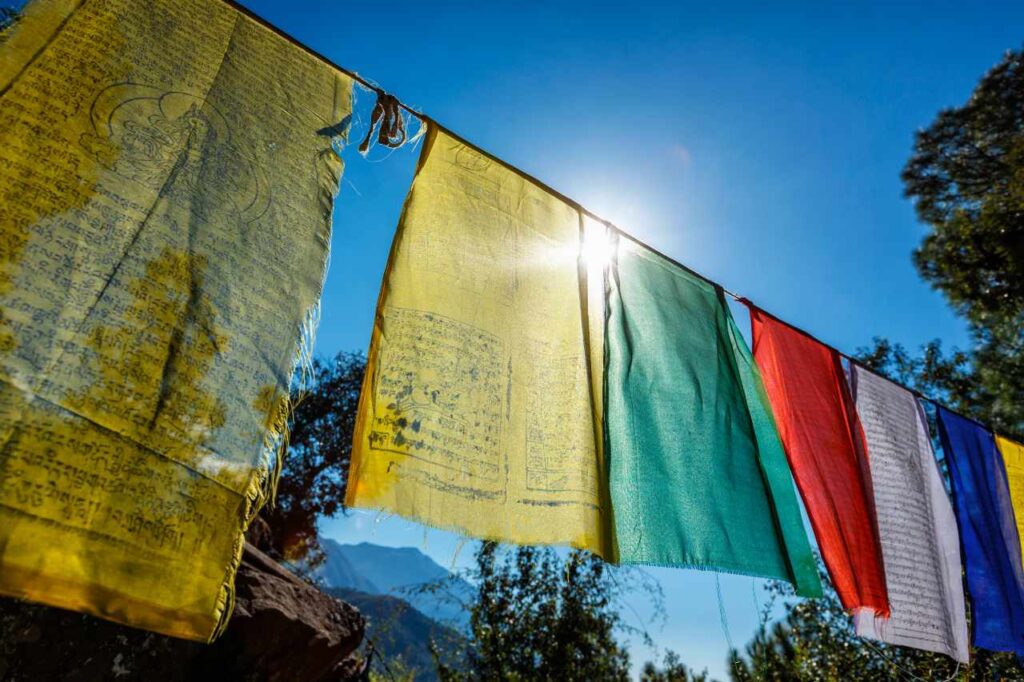 Bandeiras de oração do budismo tibetano com mantra budista nele no templo do mosteiro de Dharamshala. Índia, para artigo com dicas para este momento em que Vênus está em Peixes