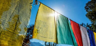 Bandeiras de oração do budismo tibetano com mantra budista nele no templo do mosteiro de Dharamshala. Índia, para artigo com dicas para este momento em que Vênus está em Peixes