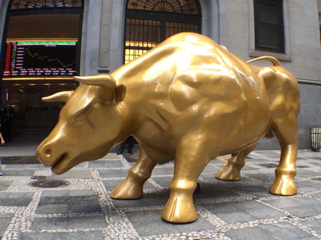 "Touro de Ouro" na bolsa de valores, para ilustrar artigo sobre a temporada de touro
