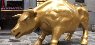 "Touro de Ouro" na bolsa de valores, para ilustrar artigo sobre a temporada de touro