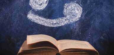 Signo do zodíaco Câncer desenhado a giz em um quadro-negro acima de livro antigo, para ilustrar artigo sobre o mito do signo de Câncer