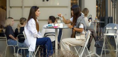 Duas mulheres conversando em um café, ilustrando notícia sobre o que fazer com o sol em gêmeos
