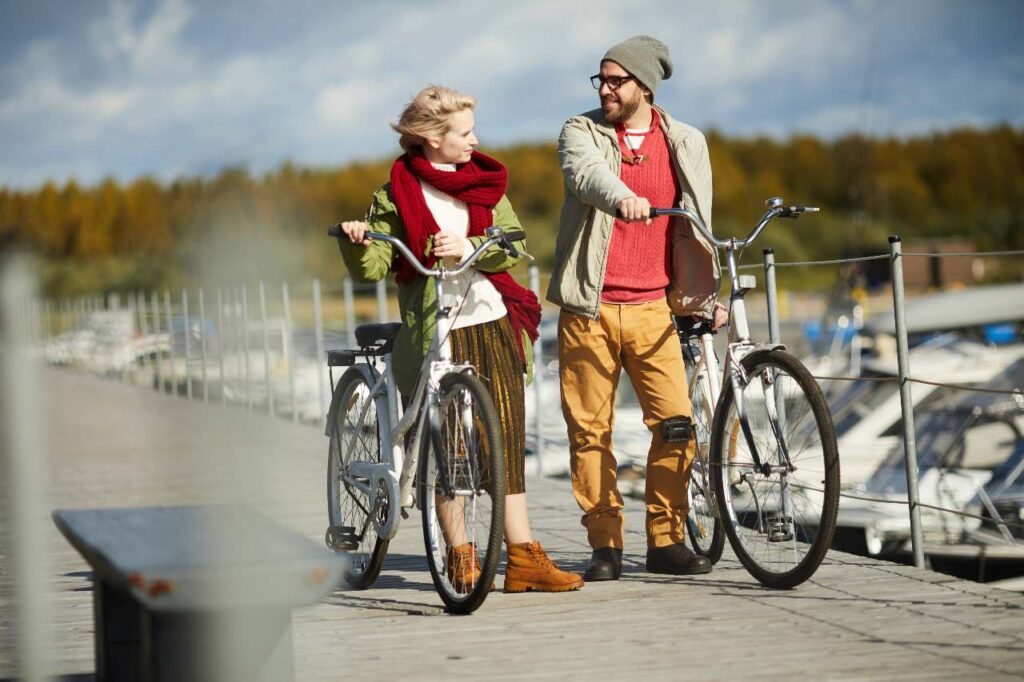 Um casal em um passeio de bicicletas para ilustrar artigo sobre a combinação perfeita de signos