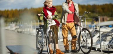 Um casal em um passeio de bicicletas para ilustrar artigo sobre a combinação perfeita de signos