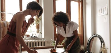 Jovens com roupas elegantes de verão trabalham como estilistas, ilustrando artigo sobre qualidade de vida no trabalho e as revelações da astrologia