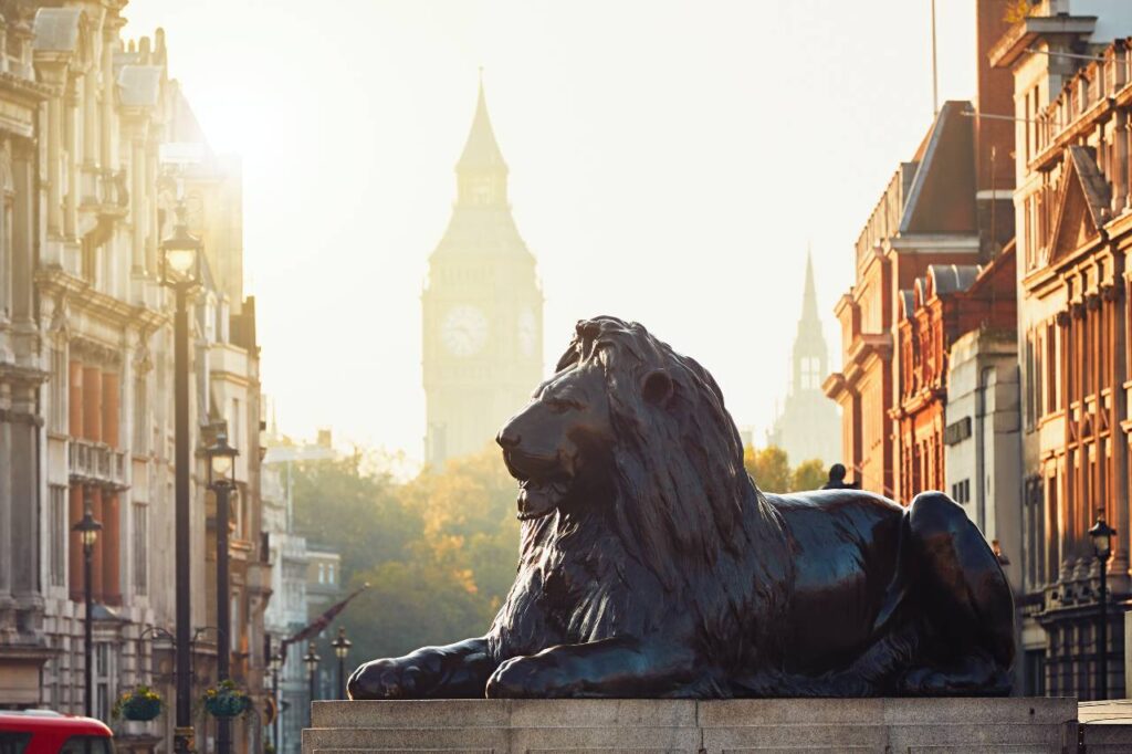 Escultura de um leão em uma rua de Londres, ao nascer do sol, ilustrando artigo sobre a temporada de leão