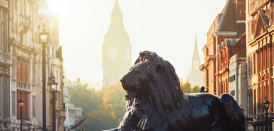 Escultura de um leão em uma rua de Londres, ao nascer do sol, ilustrando artigo sobre a temporada de leão