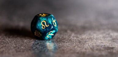 Um dado com múltiplos lados, com o símbolo do signo de Leão em destaque