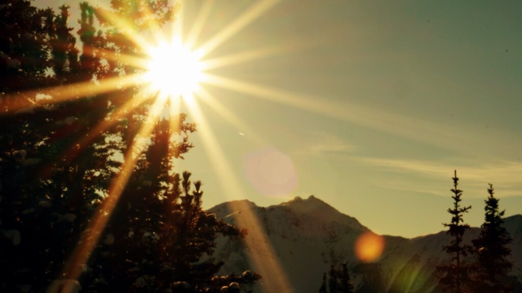 Sol brilhante nas montanhas