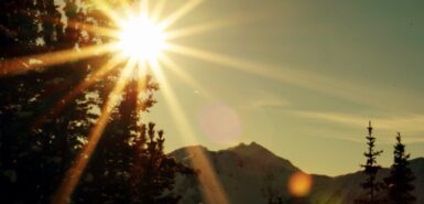 Sol brilhante nas montanhas