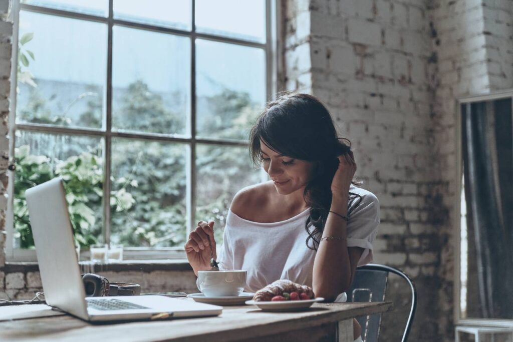 mulher envolta nos próprios pensamentos