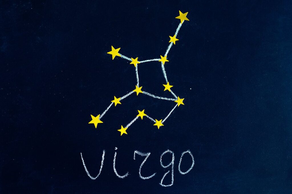 a constelação do signo de virgem e seu nome, em inglês, desenhados a giz em uma lousa