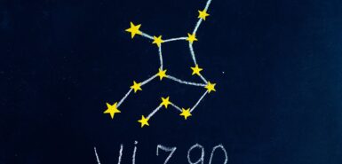 a constelação do signo de virgem e seu nome, em inglês, desenhados a giz em uma lousa