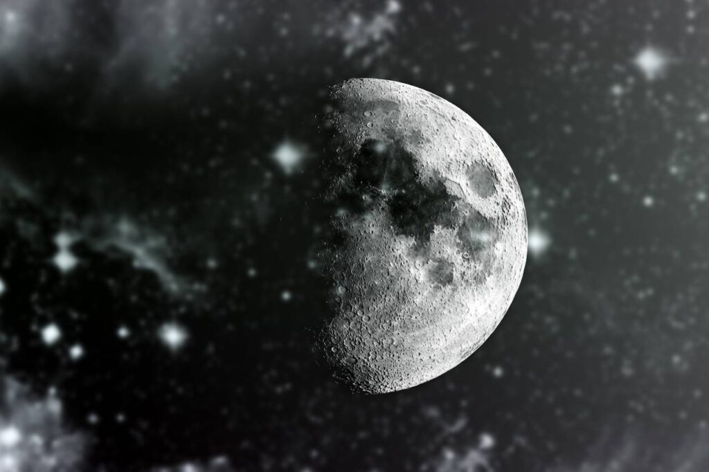 Céu noturno com lua grande