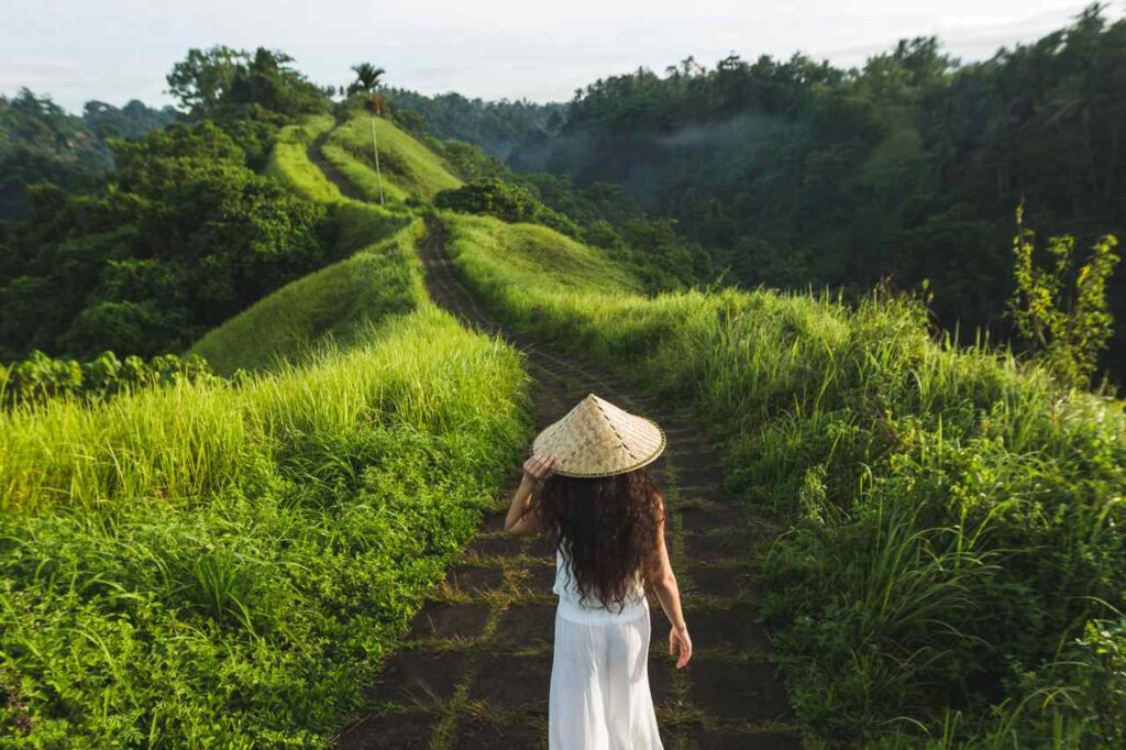 Jovem mulher bonita caminhando no Campuhan Ridge, caminho de artistas, em Bali, Ubud