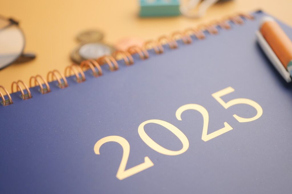 Calendário anual de 2025 na mesa de escritório