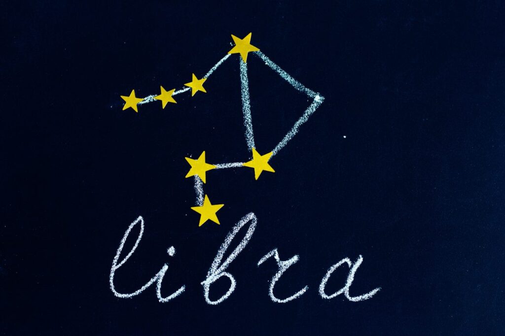 desenho em giz da constelação de Libra