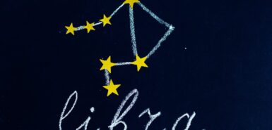 desenho em giz da constelação de Libra