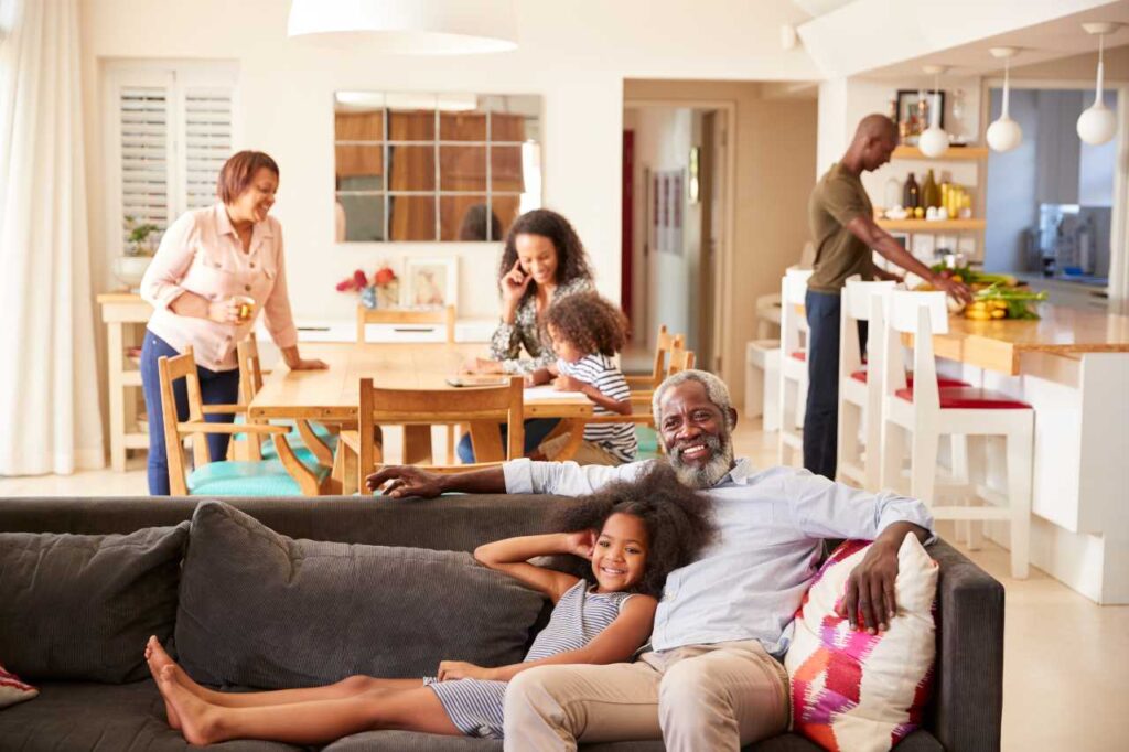 Familiares e conhecidos em uma casa, no sofá e à mesa