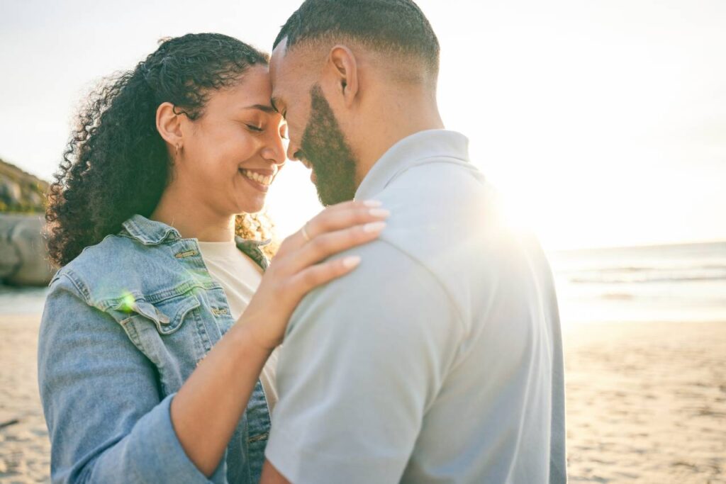 Abraço, praia e casal com amor, casamento e momentos de qualidade com felicidade, férias de verão e romances